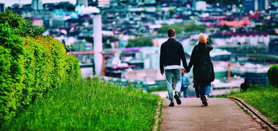 pareja de oración caminando por un barrio